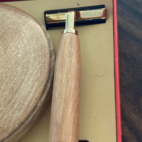 Macy’s NIB Shaving Kit  Boar’s Hair Brush in a wooden soap dish + razor🌹 - Picture 3 of 6